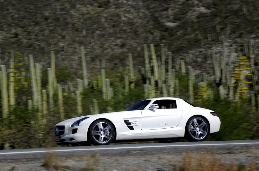  Mercedes-Benz SLS AMG White 2011 года  (фото 19 из 29)